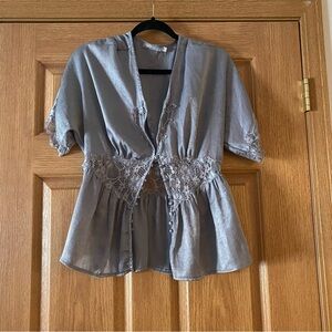 Red By BKE Women’s Grey Silver Short Sleeve Floral Lace Button Top Size Large